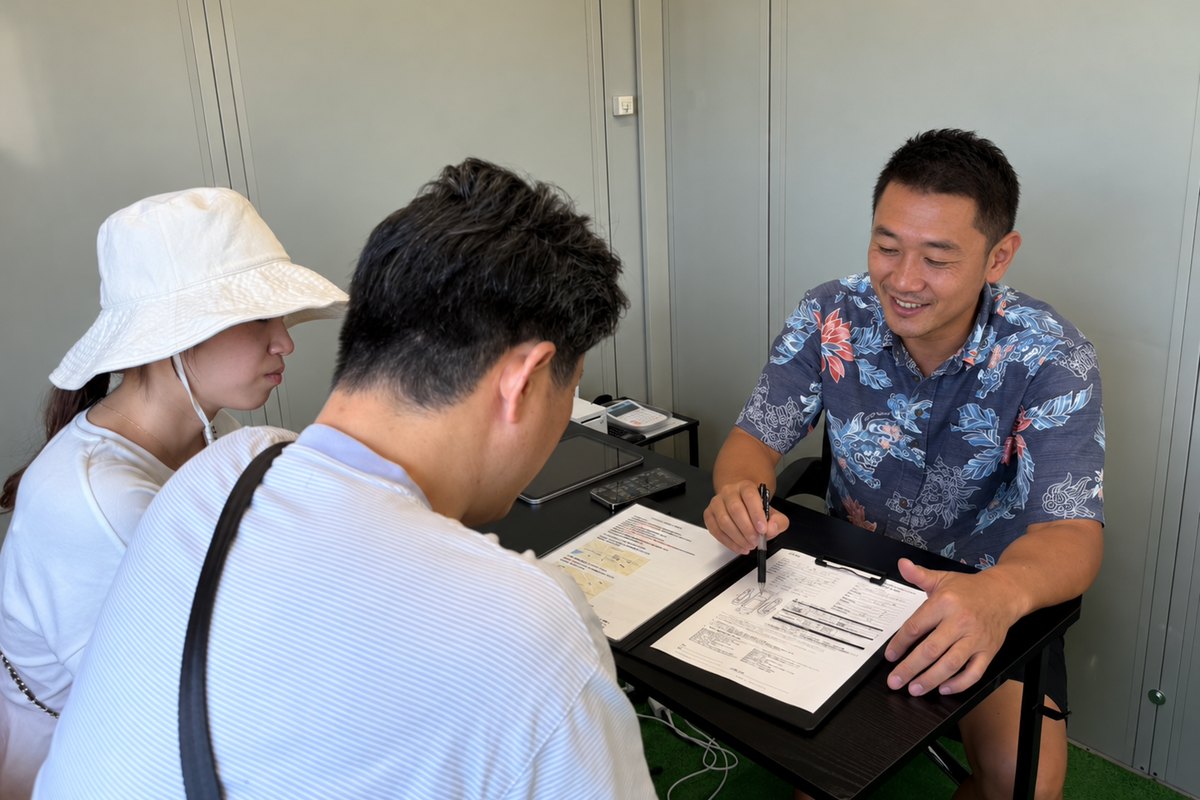 店舗のカウンターでご契約の説明をするスタッフとお客様